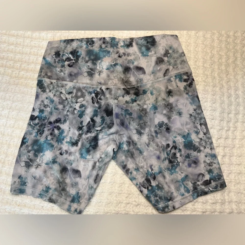 lululemon align high rise shorts, 8” size 12 - Picture 2 of 6